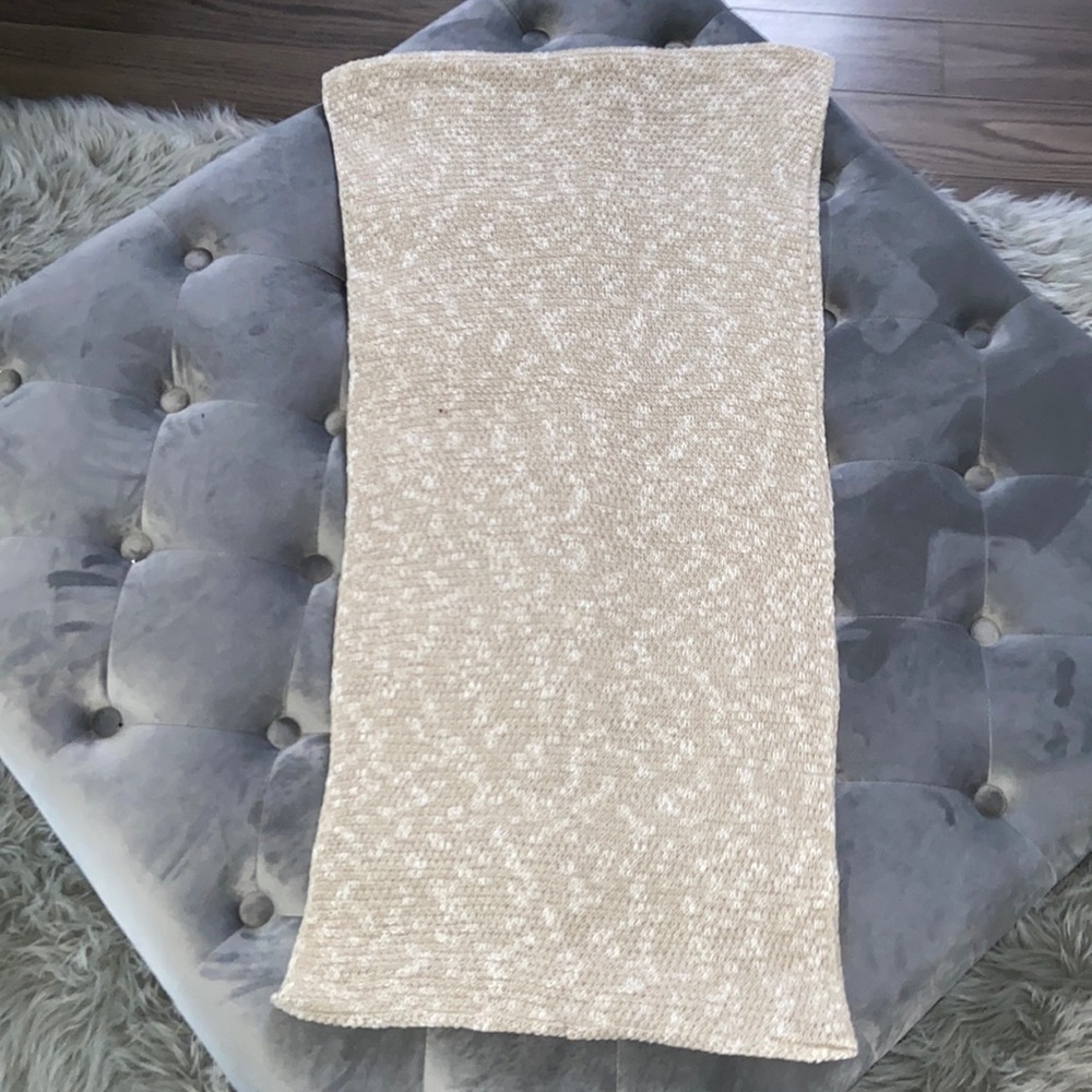 Beige and white scarf